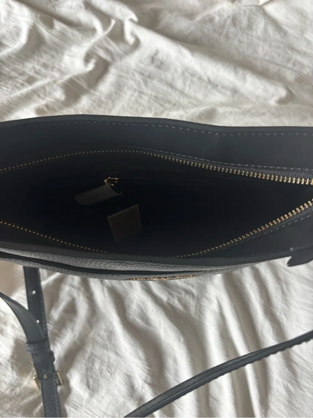 NWT! Michael Kors Black Pebbled Leather Jet Set Large Crossbody with Gold Logo